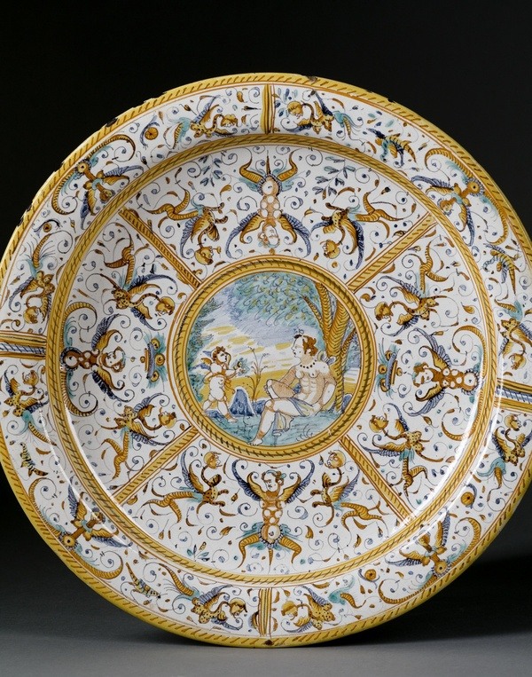 Siroopkan met floraal decor en opschrift, Italië, Faenza, 1533, aardewerk, Keramiekmuseum Princessehof (bruikleen Rijksdienst voor het Cultureel Erfgoed) . Klik op de afbeelding om te vergroten.