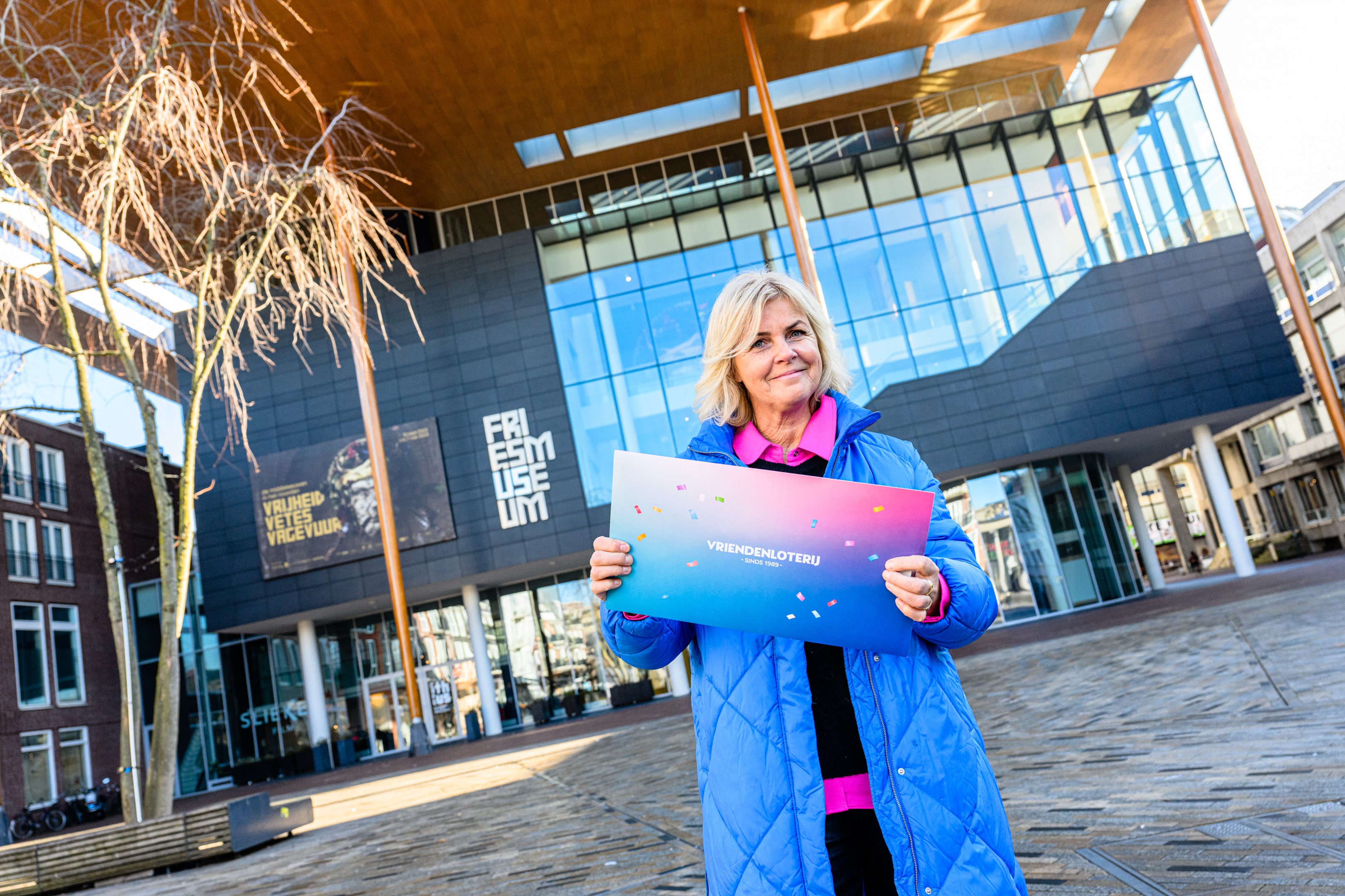 Irene Moors reikt cheque uit