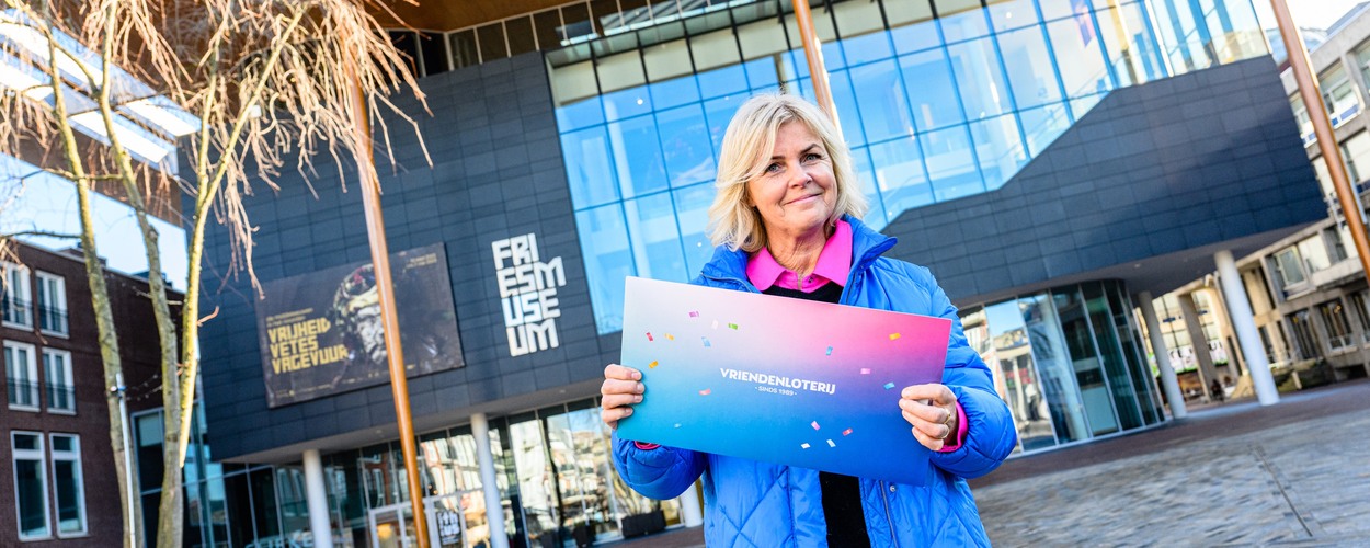 Irene Moors reikt cheque uit Irene Moors reikt cheque uit