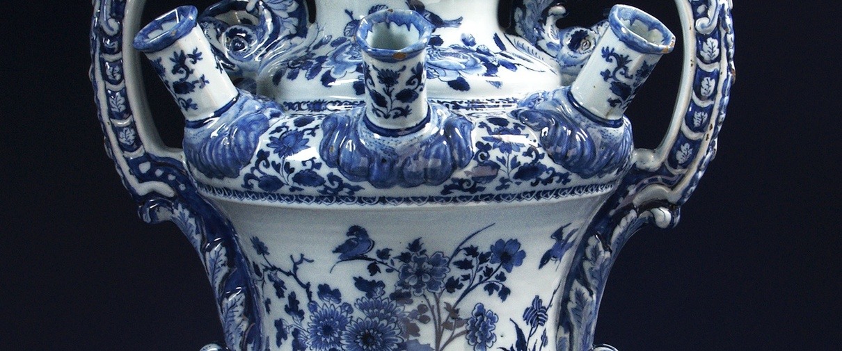 Flower holder, ca. 1690, De Metaale Pot, Delft, earthenware, h. 61 cm, on loan from the Ottema-Kingma Stichting, made possible by the Rembrandt Society.