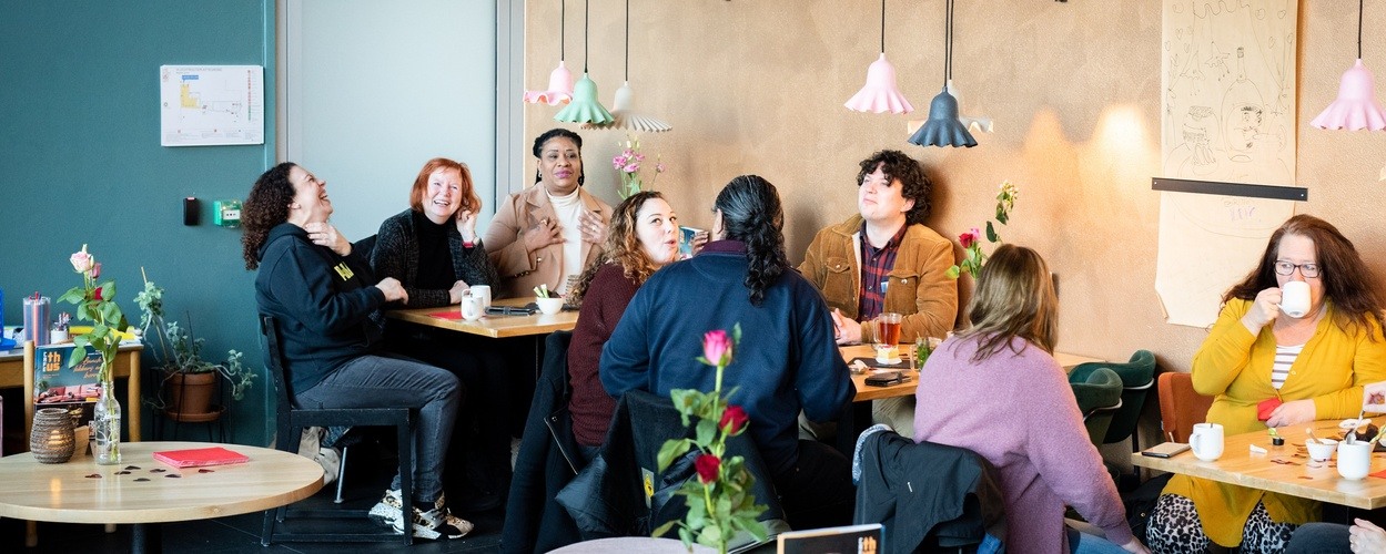 Bewoners en opbouwwerkers van Leeuwarden-Oost tijdens Valentijnsdag in museumcafé Thús.