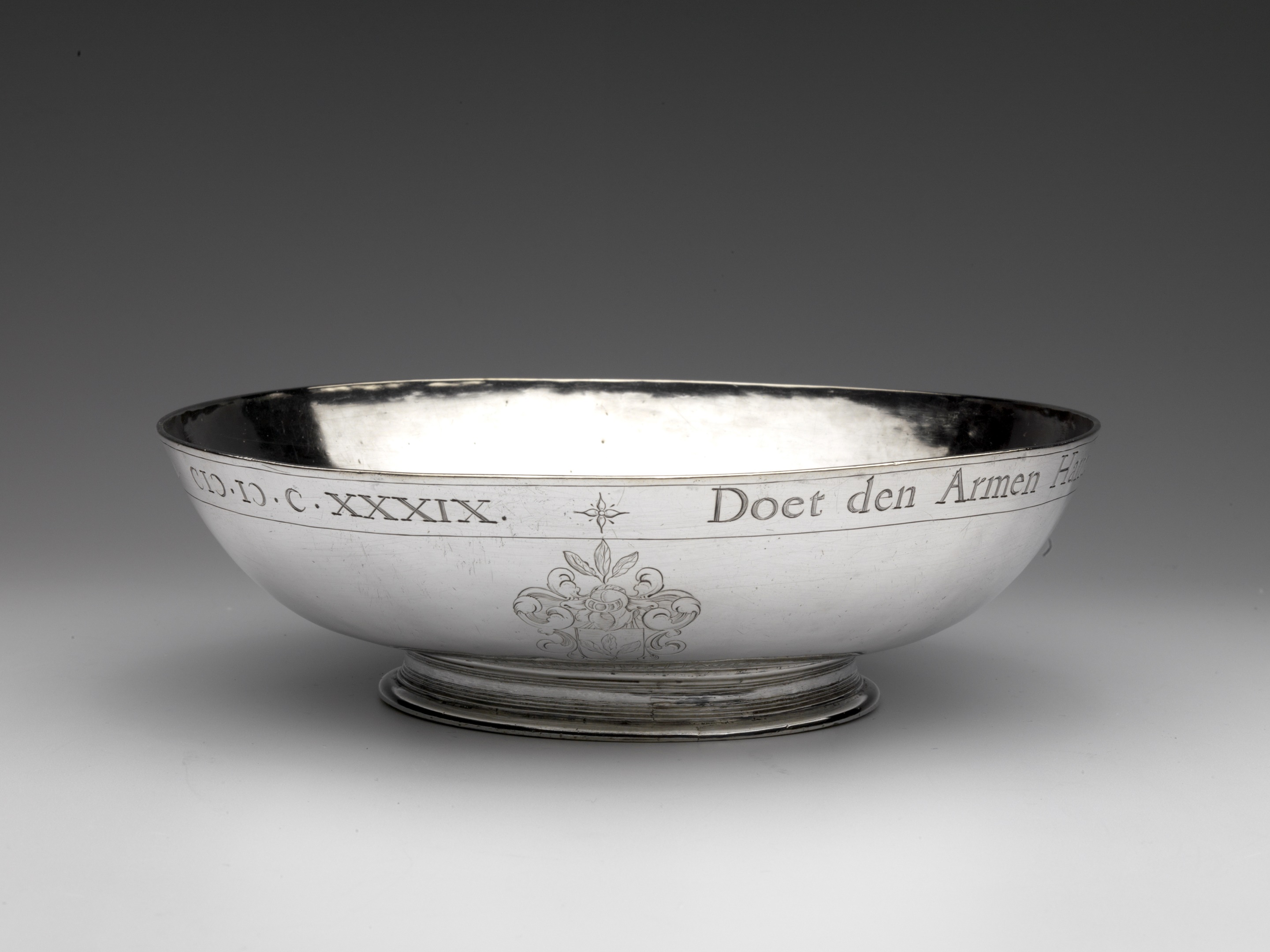 Thomas Laurens, collecteschaal met op de wand vier wapens, 1639, zilver. Collectie Fries Museum.