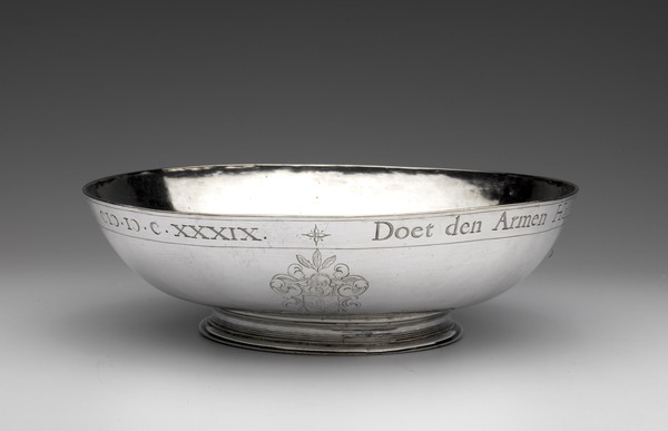 Thomas Laurens, collecteschaal met op de wand vier wapens, 1639, zilver. Collectie Fries Museum. Thomas Laurens, collecteschaal met op de wand vier wapens, 1639, zilver. Collectie Fries Museum.