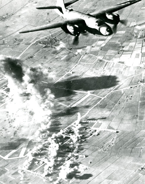 Een Amerikaanse bommenwerper van het type B-26 ‘Marauder’ valt het vliegveld van Leeuwarden aan op 24 februari 1944. Collectie F Een Amerikaanse bommenwerper van het type B-26 ‘Marauder’ valt het vliegveld van Leeuwarden aan op 24 februari 1944. Collectie F