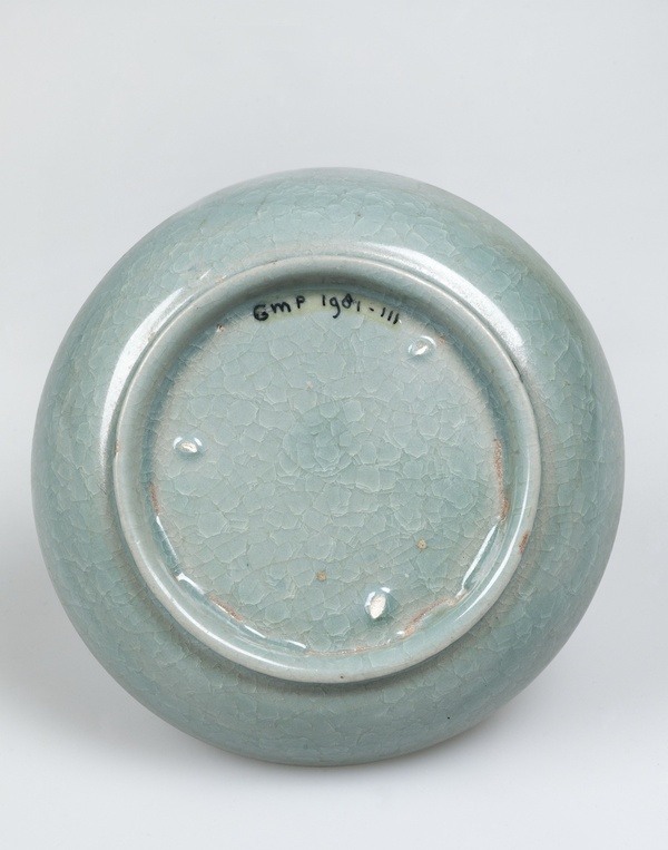 Ru-bakje, China, Noordelijke Song-dynastie (960-1127), steengoed, h. 3,4 cm, Ø 13 cm, bruikleen Ottema-Kingma Stichting.