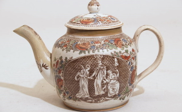 Theepot met decor van klassieke scène in bruin en polychrome bloemen Theepot met decor van klassieke scène in bruin en polychrome bloemen