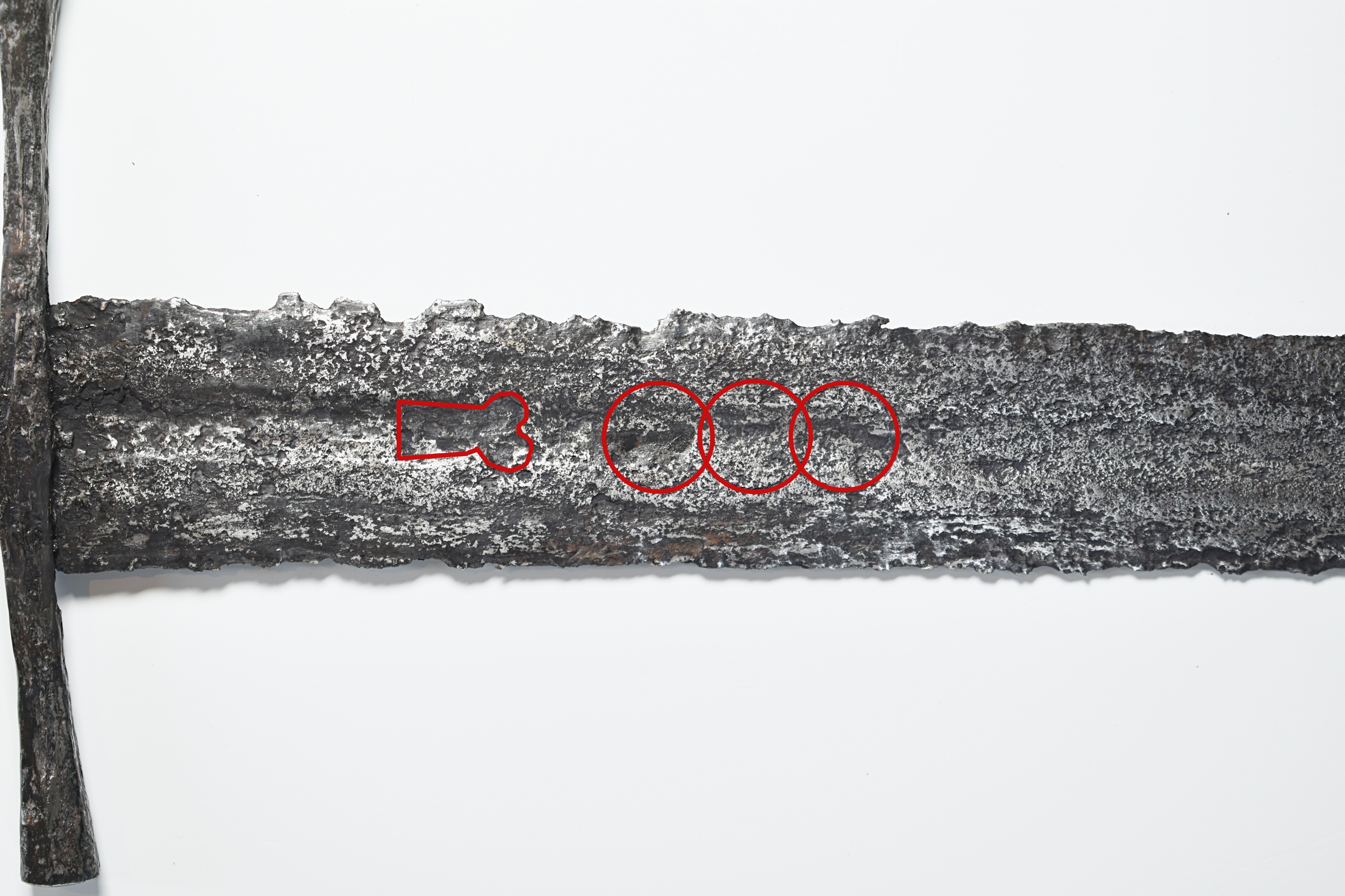 Foto na de restauratie (detail). Anderhalfhandig tweesnijdend zwaard, 1200-13501400, collectie Koninklijk Fries Genootschap. Bee