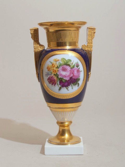 Vaas met decor van cartouches met polychrome bloemdecors op een fond van blauw en goud, eigen collectie