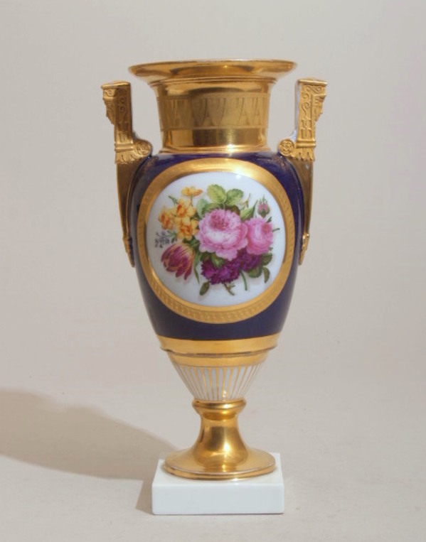 Vaas met decor van cartouches met polychrome bloemdecors op een fond van blauw en goud, eigen collectie Vaas met decor van cartouches met polychrome bloemdecors op een fond van blauw en goud, eigen collectie