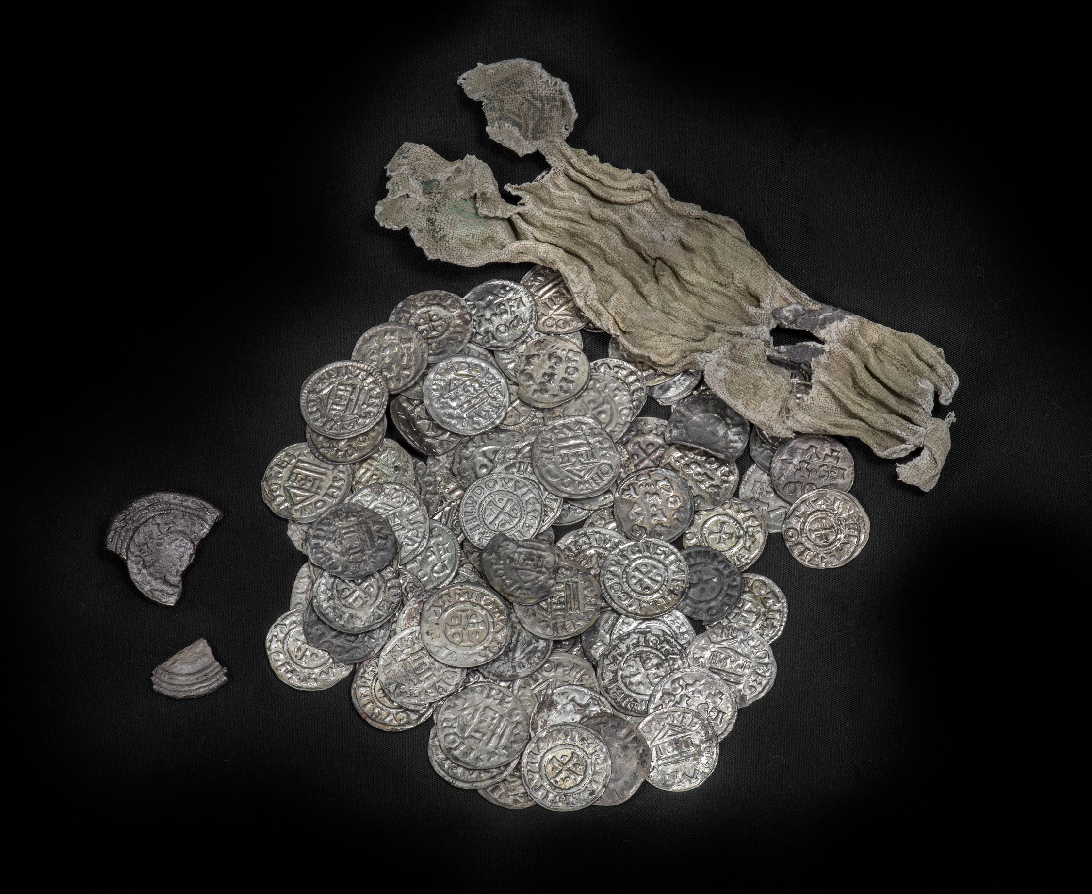 De schat van Wirdum, mogelijk aan het einde van 850 begraven, gevonden bij Wirdum, metaal en linnen. Bruikleen van Sjoerd Bakker