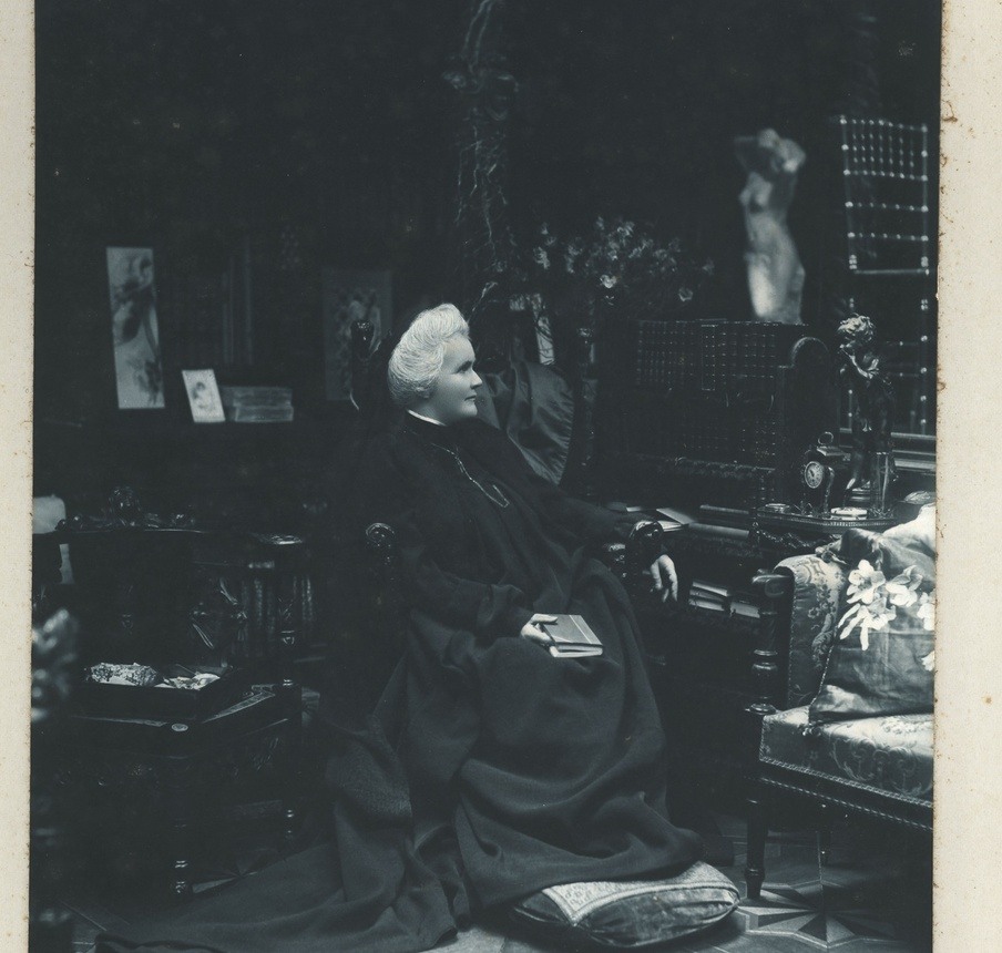 5: F. Mándy, Boekarest, Portret van Elisabeth zu Wied in haar koninklijke paleis te Boekarest, rond 1900. Fries Museum.
