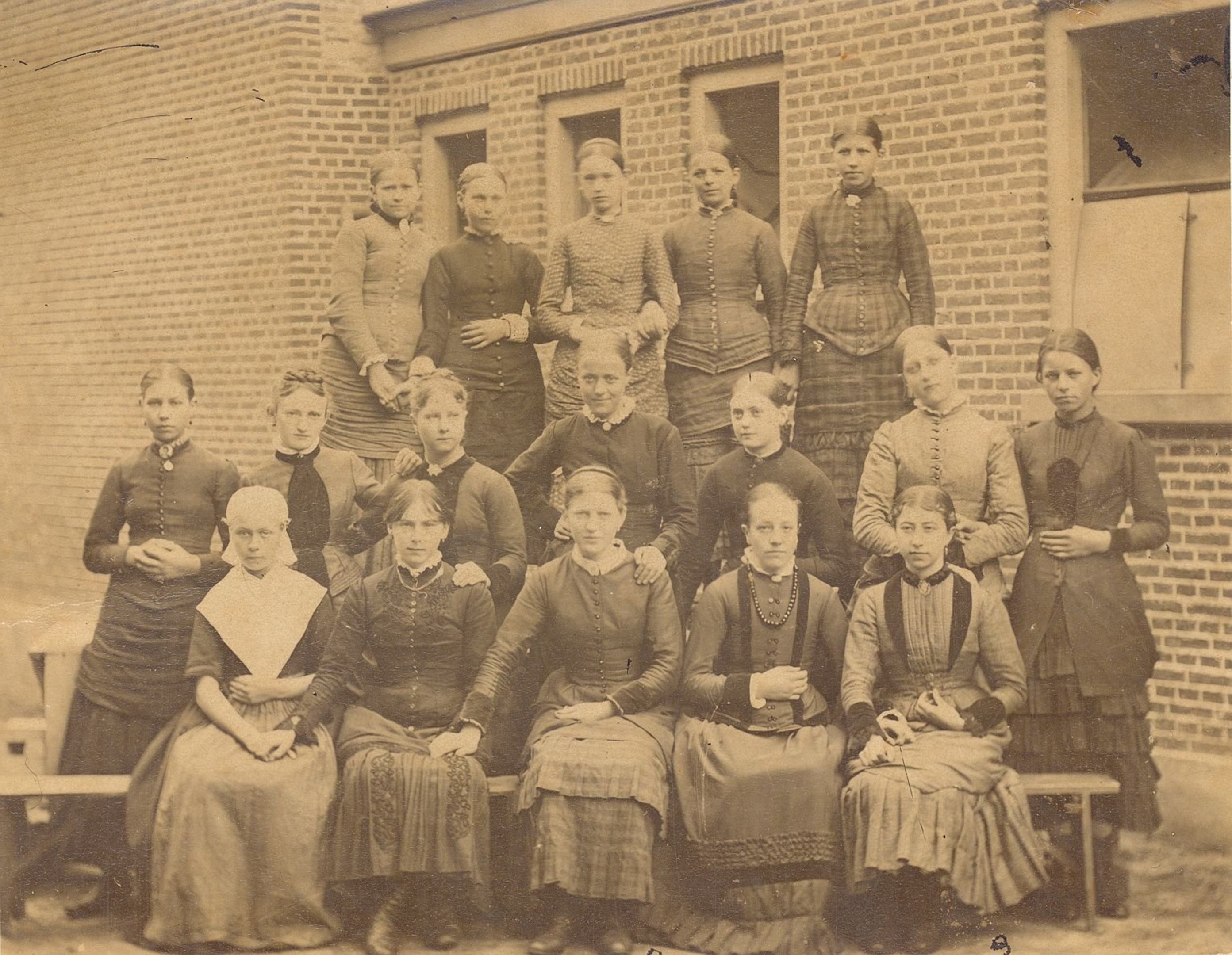 Leerlingen van de Normaalschool. Links voor zit een weesmeisje van het Old Burger Weeshuis, circa 1880, collectie Historisch Cen