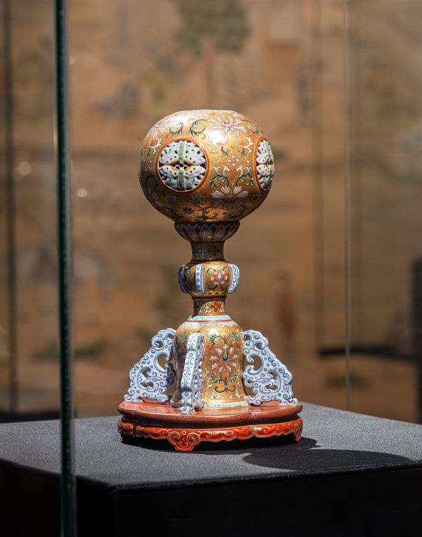 De hoedenparfumeerstandaard is een van de interessantste objecten uit de collectie van het Princessehof. Ooit was deze eigendom van de Chinese keizer Qianlong, die van 1736 tot 1795 over China heerste. De decoratie van de standaard is zeer gedetailleerd. In de tijd van keizer Qianlong werd het mode om porselein zo te decoreren dat het een ander materiaal leek te zijn, bijvoorbeeld hout of brons. Hoedenstandaard met floraal decor in verguldsel. China, Qing, Qianlong (1736 – 1795), porseleinfamille, rose. De hoedenparfumeerstandaard is een van de interessantste objecten uit de collectie van het Princessehof. Ooit was deze eigendom van de Chinese keizer Qianlong, die van 1736 tot 1795 over China heerste. De decoratie van de standaard is zeer gedetailleerd. In de tijd van keizer Qianlong werd het mode om porselein zo te decoreren dat het een ander materiaal leek te zijn, bijvoorbeeld hout of brons. Hoedenstandaard met floraal decor in verguldsel. China, Qing, Qianlong (1736 – 1795), porseleinfamille, rose.