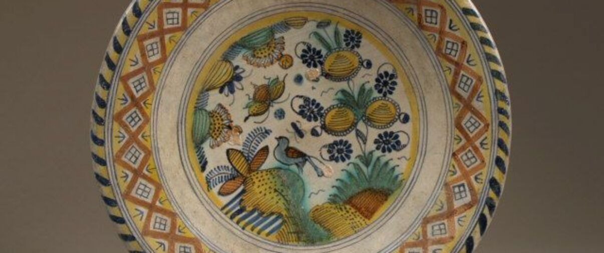 Schotel met decor van chinese tuin, Friesland, Harlingen, 1640 – 1660, aardewerk, Keramiekmuseum Princessehof (bruikleen Ottema-Kingma Stichting). Klik op de afbeelding om te vergroten.​