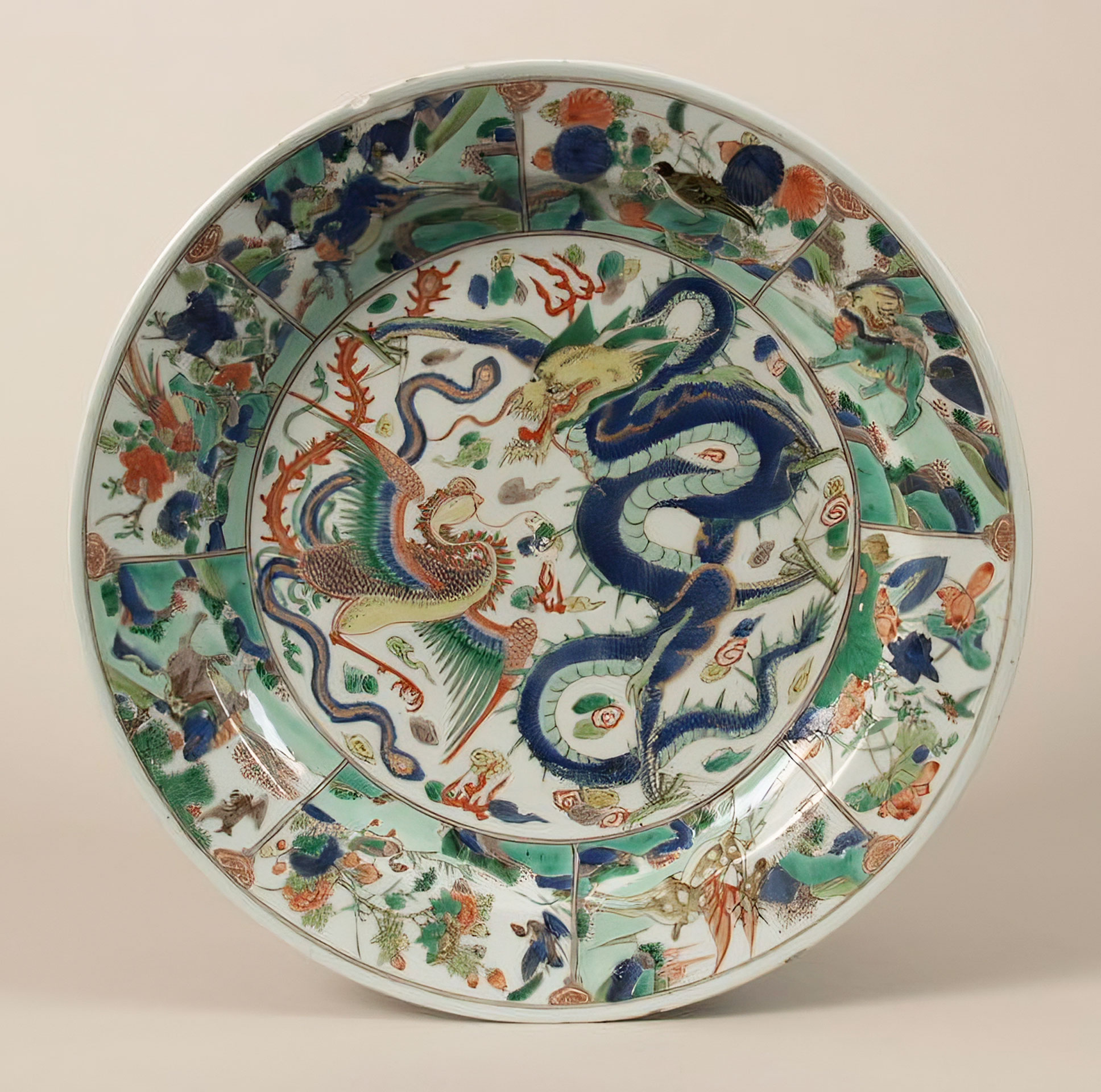 Schotel met decor van feniks en een draak China, 1710-1735 Porselein  h. 5.5 cm, d. 37 cm