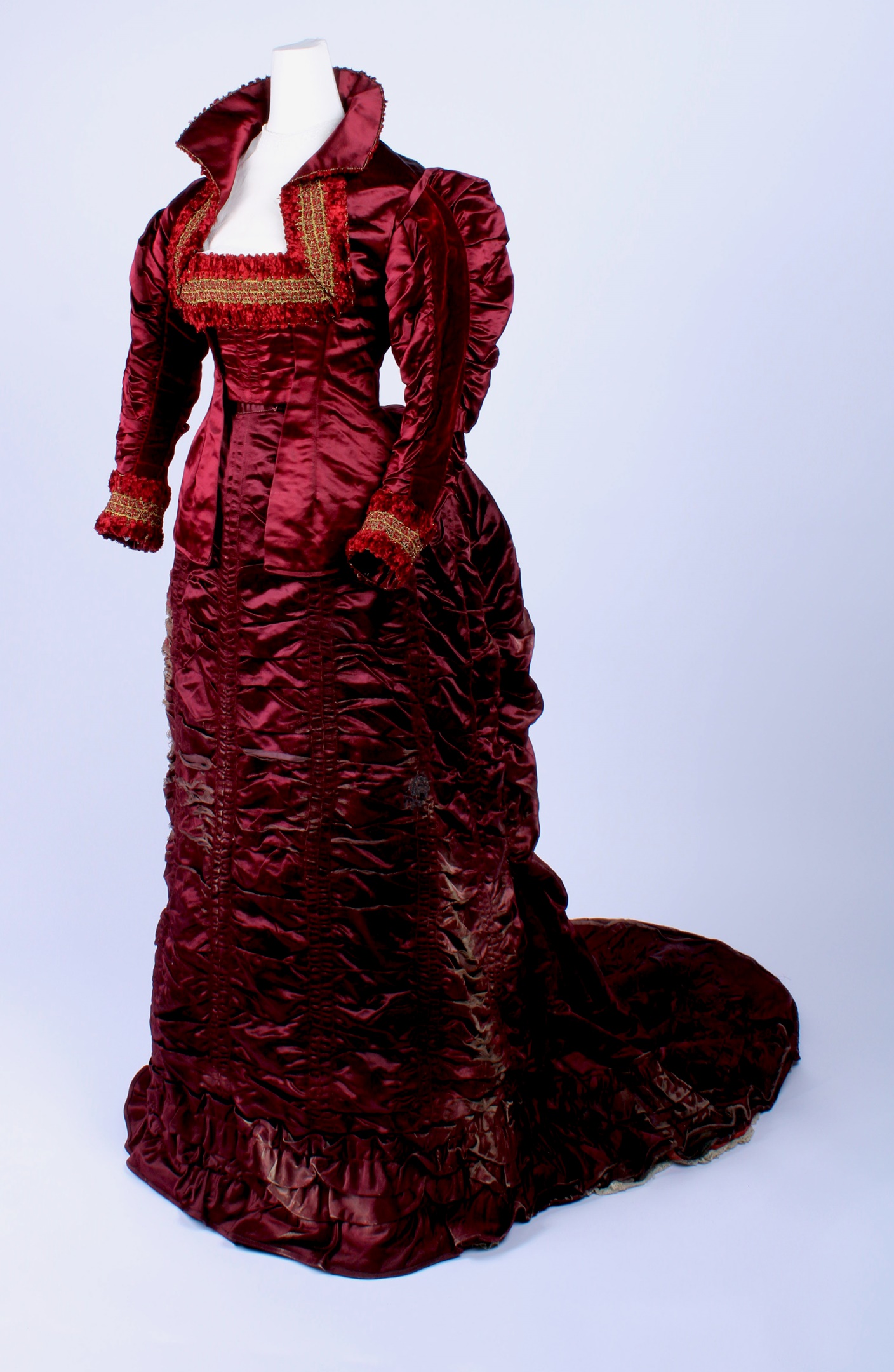 Afb. 7. Tweedelige japon met tournure en sleep, circa 1883-1885, zijde, fluweel, maker onbekend. Particuliere collectie. Foto: G