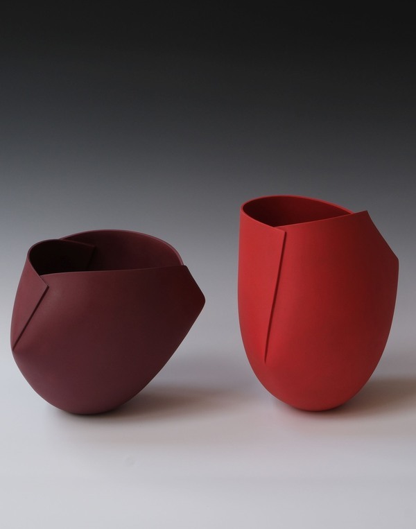 Ann Van Hoey, #86 Maroon object, 3 knippen (links) en #10 Rood object, 2 knippen (rechts) 2021, engobe steengoed | Collectie Gal Ann Van Hoey, #86 Maroon object, 3 knippen (links) en #10 Rood object, 2 knippen (rechts) 2021, engobe steengoed | Collectie Gal