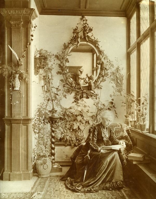 Kate Bisschop-Swift lezend in de serre van villa Frisia, 1894-1904