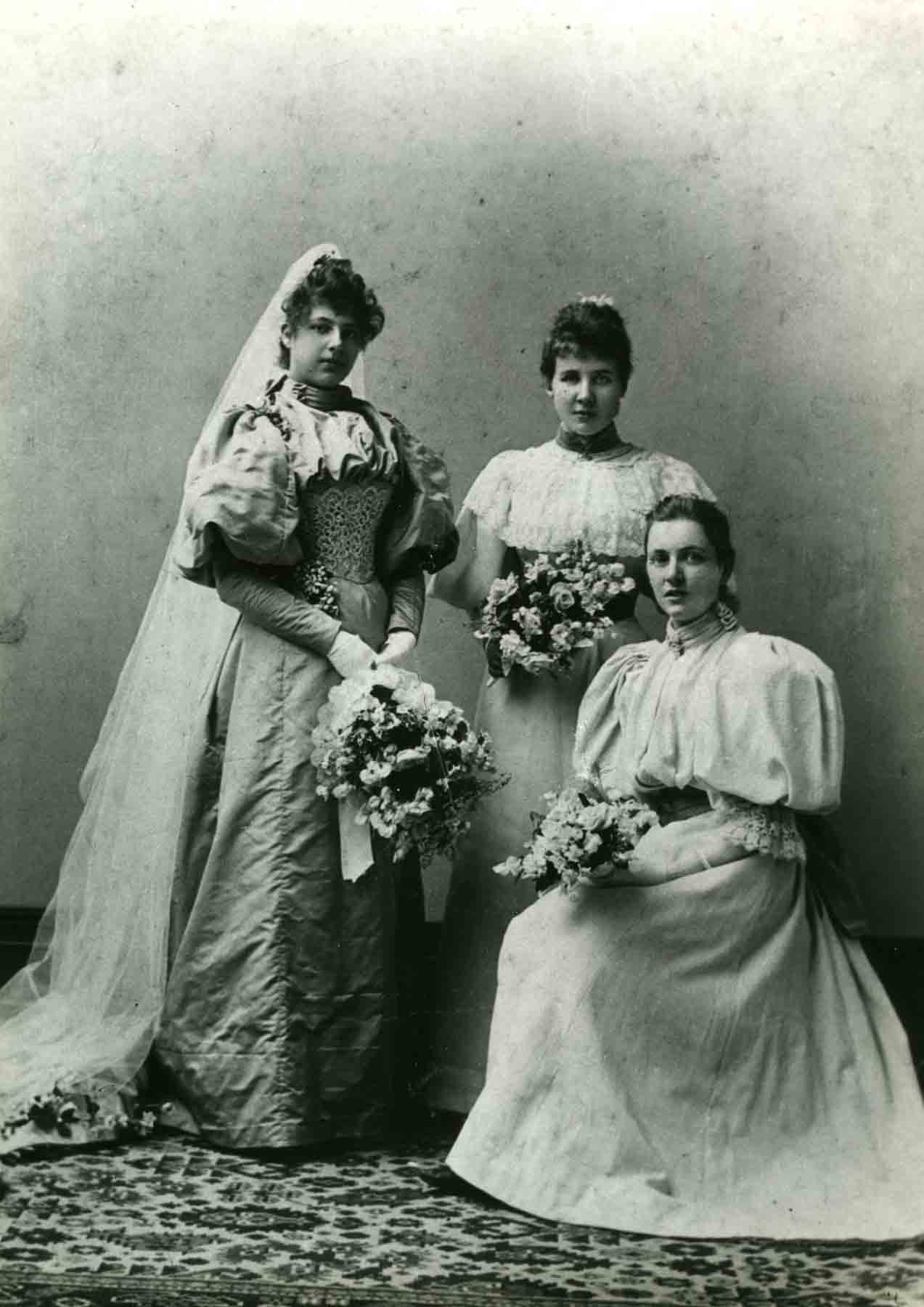 Margaretha met haar bruidsmeisjes, 1895-07-11, Collectie Fries Museum, Leeuwarden