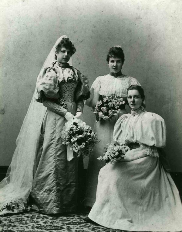 Margaretha with her bridesmaids, 1895-07-11, Collection Fries Museum, Leeuwarden