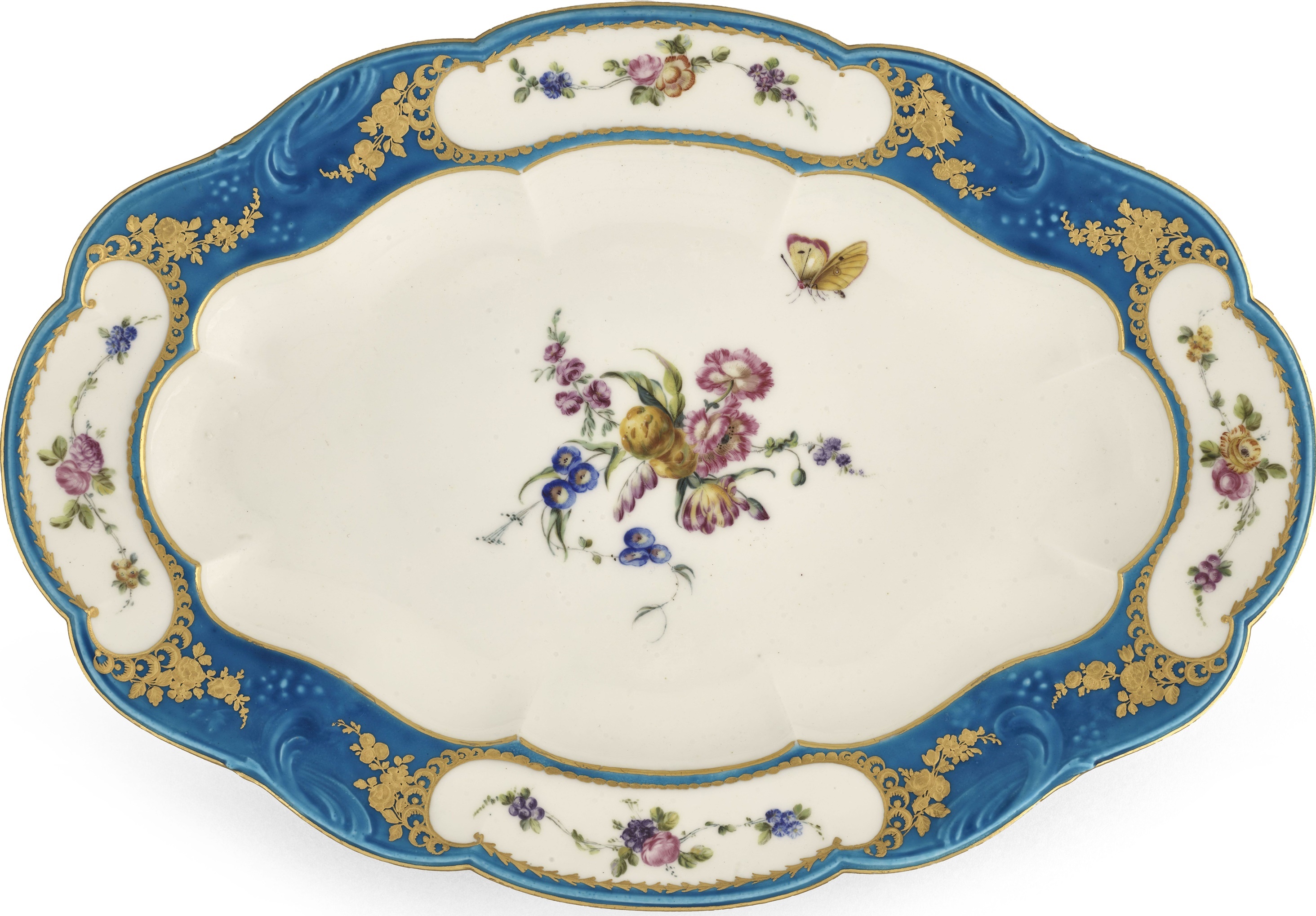 Bord uit servies met blue celeste van Lodewijk XV vrijstaand, te zien in Porseleinkoorts