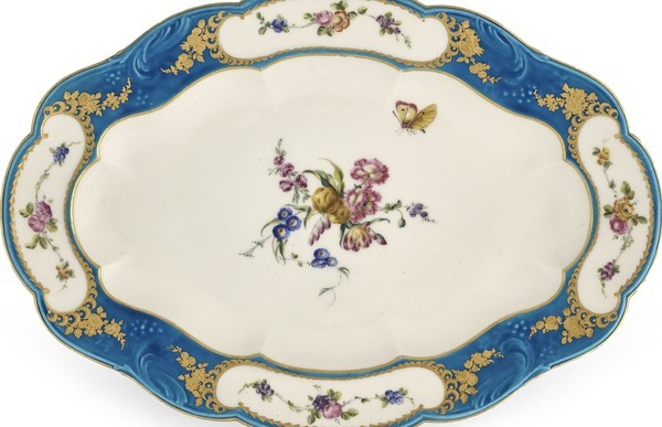 Bord uit servies met blue celeste van Lodewijk XV vrijstaand, te zien in Porseleinkoorts Bord uit servies met blue celeste van Lodewijk XV vrijstaand, te zien in Porseleinkoorts