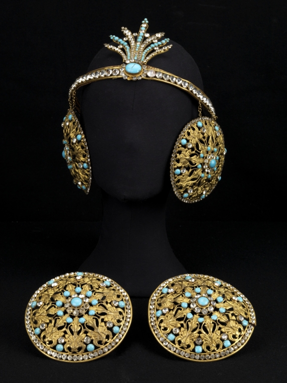 Danskostuum bestaande uit hoofdsierraad met oorijzers en twee metalen bustehouders, mogelijk door Mata Hari gedragen, Collectie 