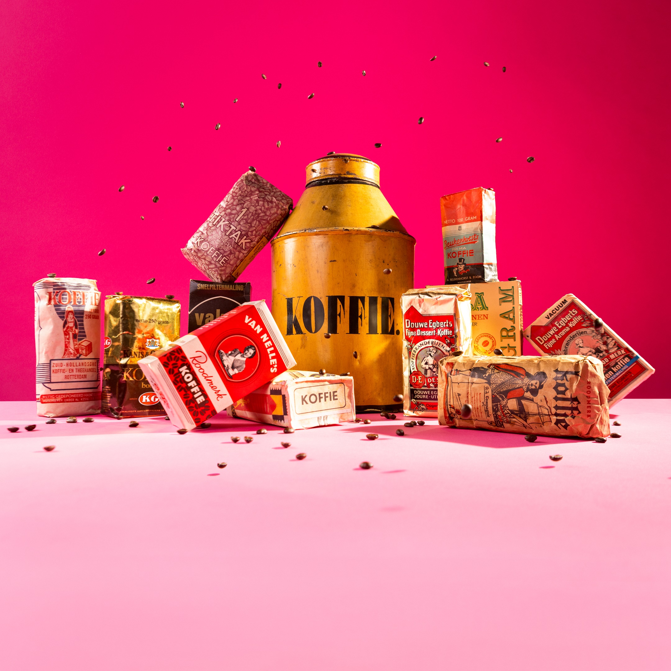 Diverse oude koffieverpakkingen. Koffieblik uit de collectie van het Fries Museum. Foto: Thomas Nondh Jansen.