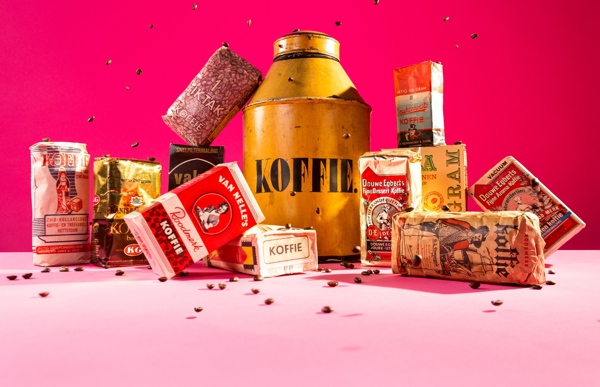 Diverse oude koffieverpakkingen. Koffieblik uit de collectie van het Fries Museum. Foto: Thomas Nondh Jansen. Diverse oude koffieverpakkingen. Koffieblik uit de collectie van het Fries Museum. Foto: Thomas Nondh Jansen.