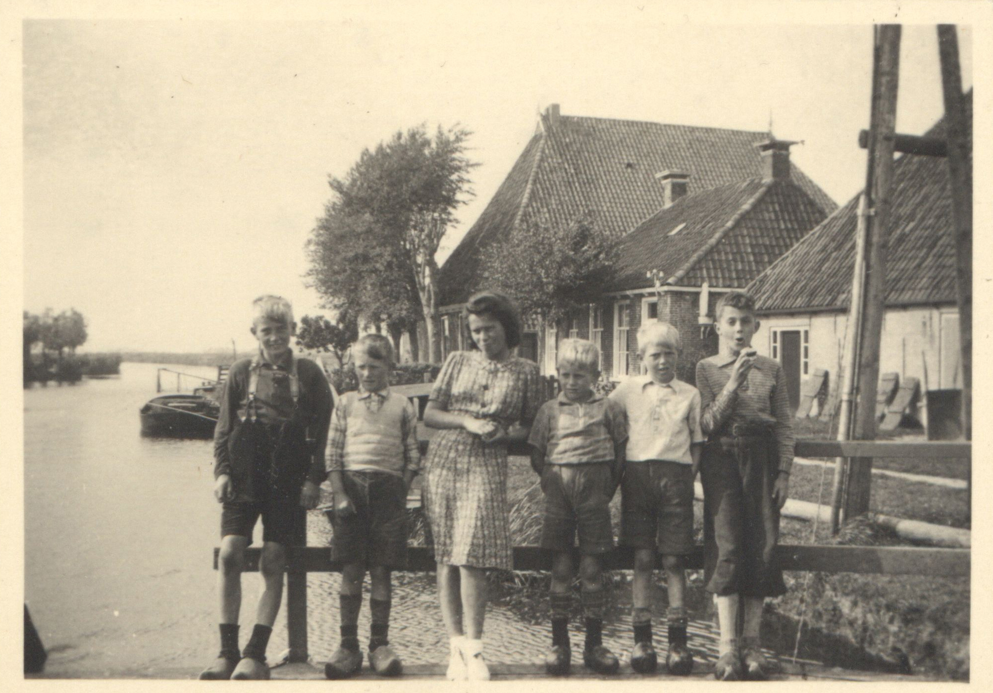 De onderduikster Bella Heuschober (midden) op de brug in Abbegeasterketting in Friesland. Rechts Rudolf Mees. Ca. 1943-1944, bee