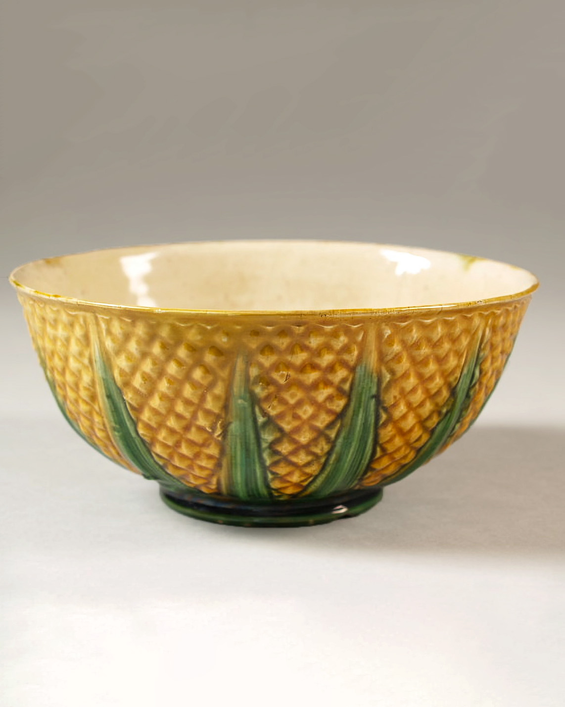 Kom met pineapple decoratie, Staffordshire, 1760-1770, 14.5 x 6.3, Keramiekmuseum Princessehof, Leeuwarden; Bruikleen Ottema-Kingma Stichting