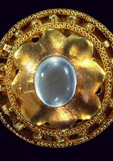 3.9 Diana Dracht - Kegelfibula met maansteen.jpg