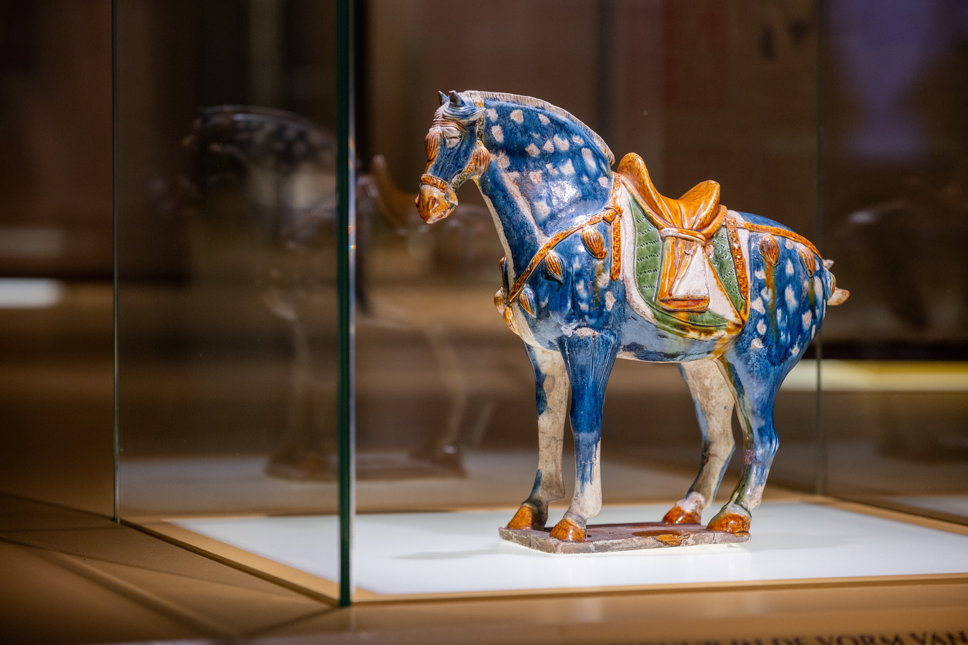三彩蓝釉马，洛阳市关林唐墓出土，唐三彩，中国，唐（618-907），长35厘米，高33厘米，洛阳博物馆