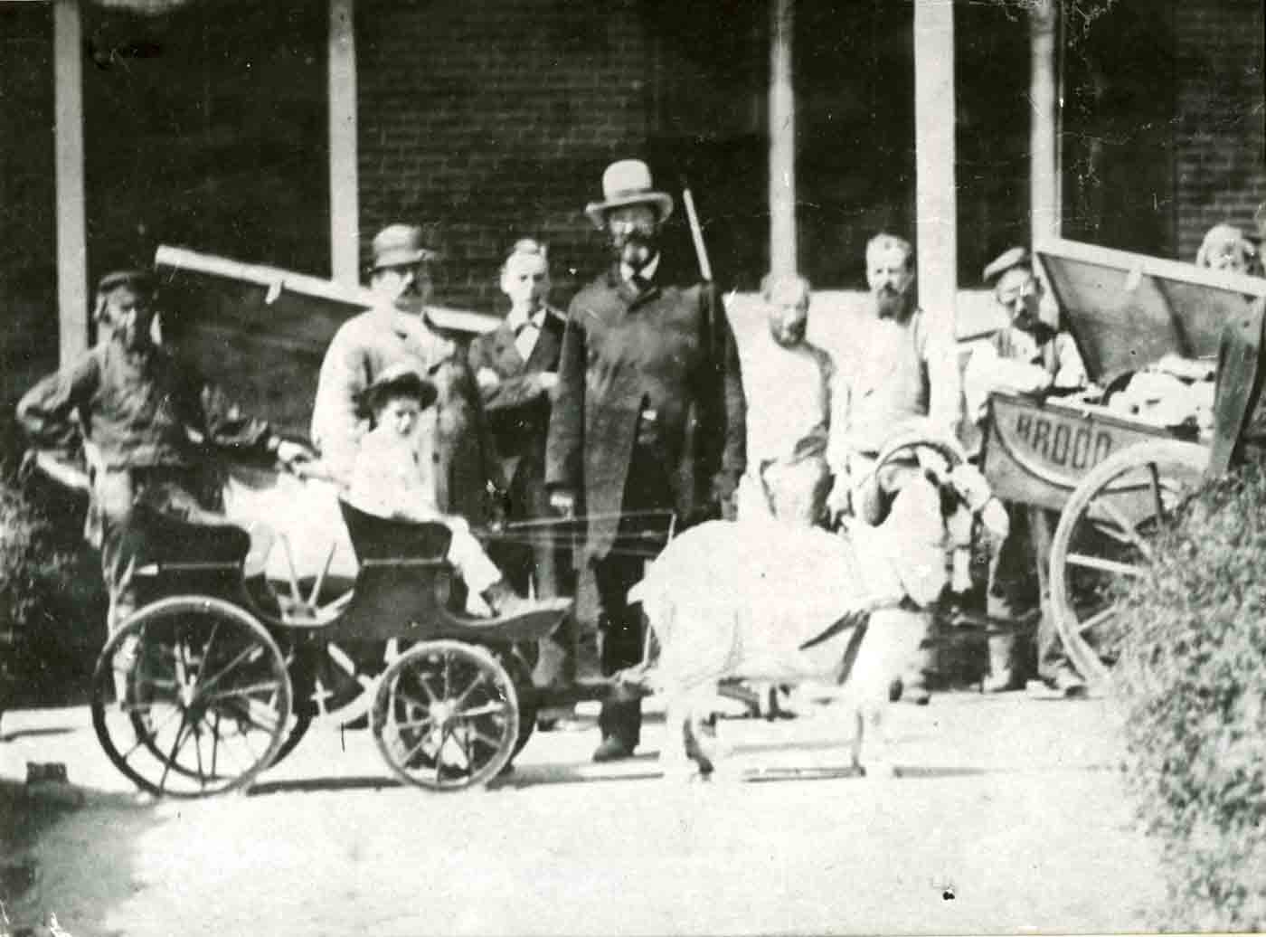 Margaretha Zelle als zesjarige in haar bokkenwagen. Collectie Fries Museum, Leeuwarden
