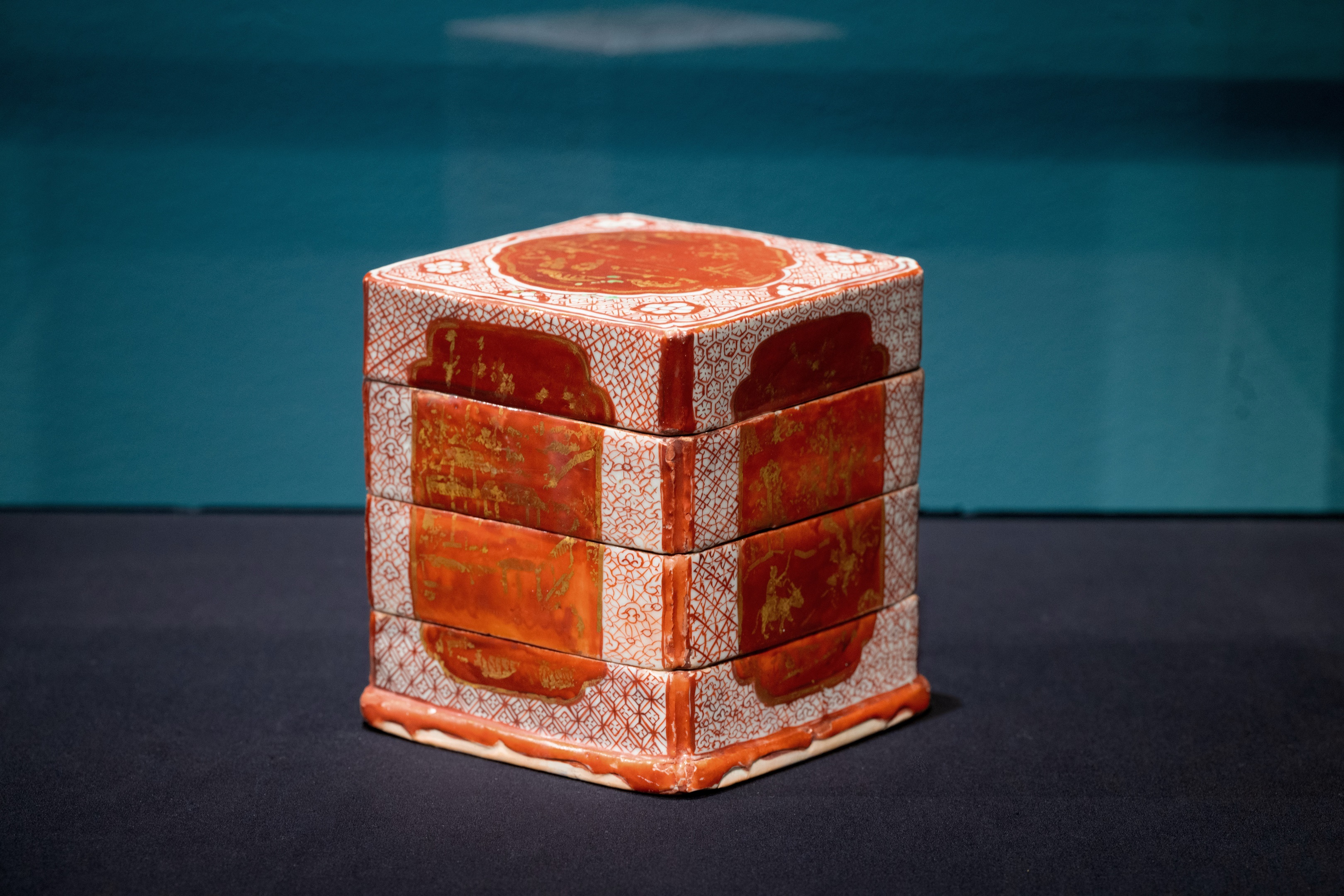 Kinrande stapeldoos, 1500-1600, Collectie Keramiekmuseum Princessehof | Aangekocht met steun van het Mondriaan Fonds, Vrienden v