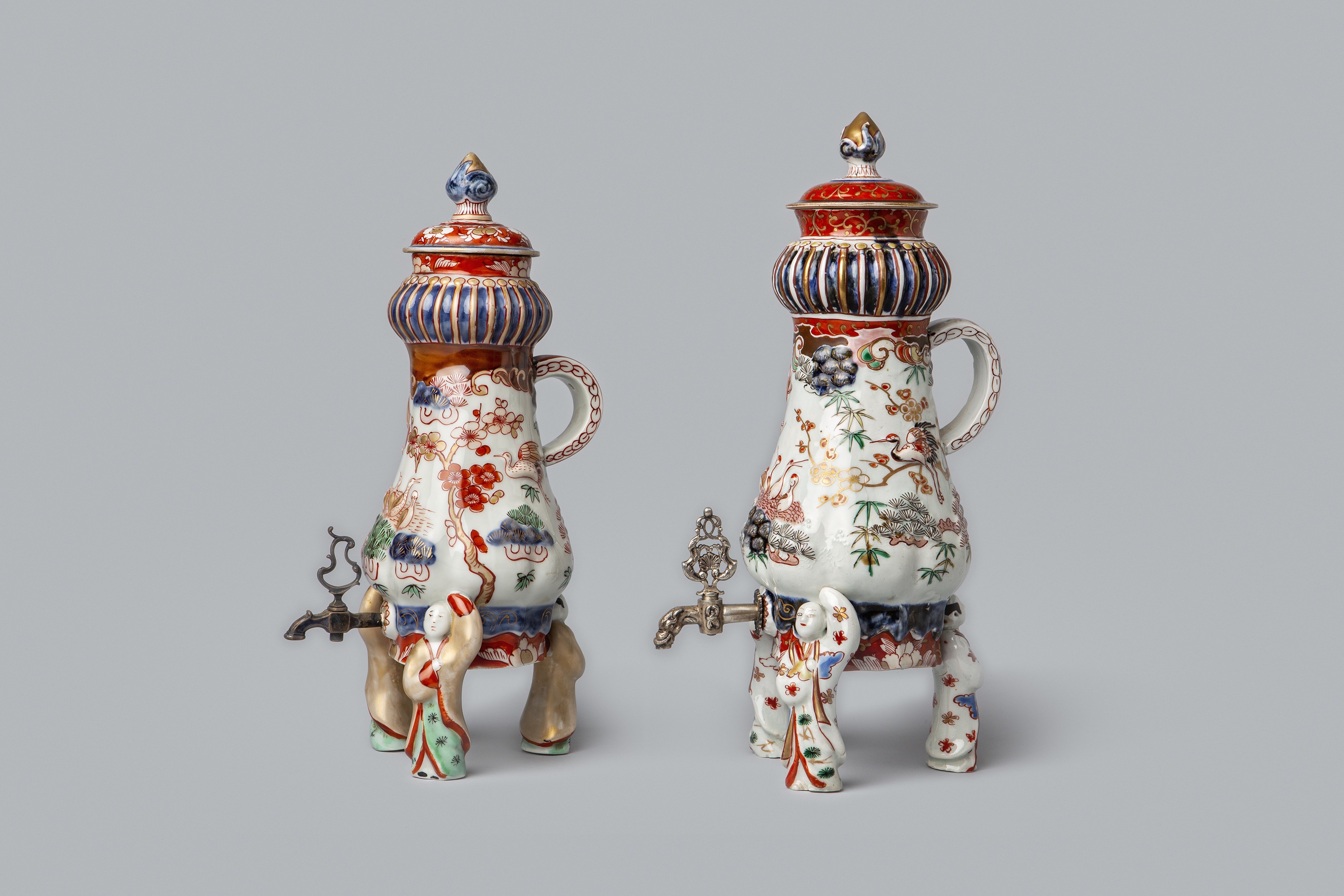 Links: Kraantjeskan uit Frankrijk, 1870-1900. Rechts: Kraantjeskan uit Japan, 1730-50.