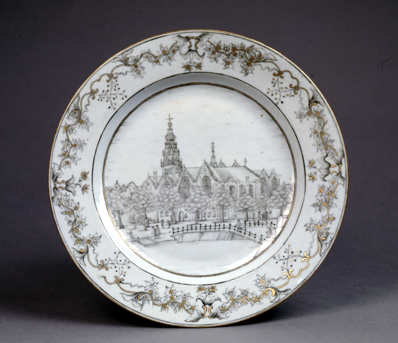 NO 01561 Bord met een voorstelling van de Oude kerk in Amsterdam, Bruikleen Ottema-Kingma Stichting