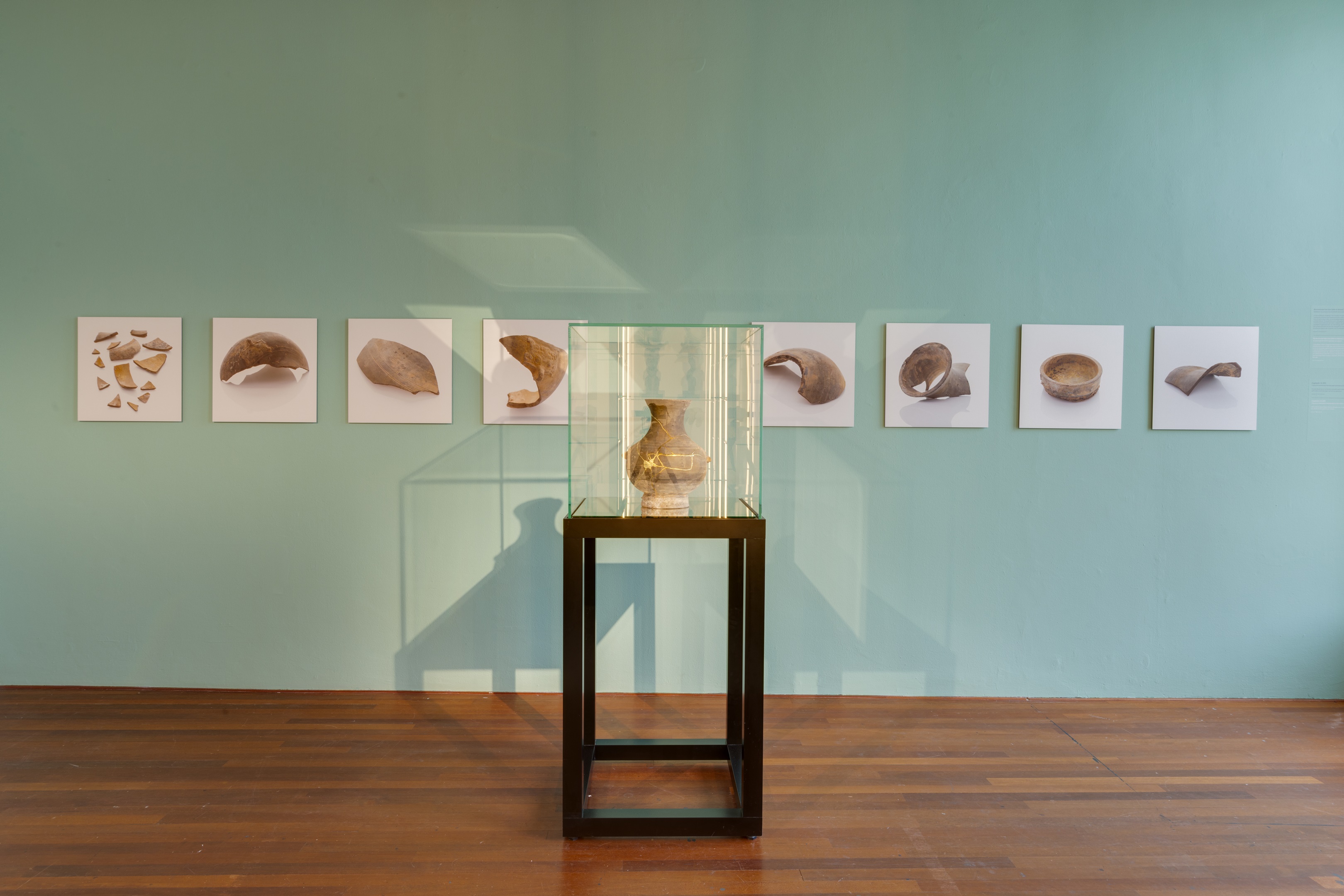 Reconstructed Han Vase (after Ai Weiwei), 2015 Aardewerken vaas uit de Han-dynastie (206 BCE-220 CE), bladgoud