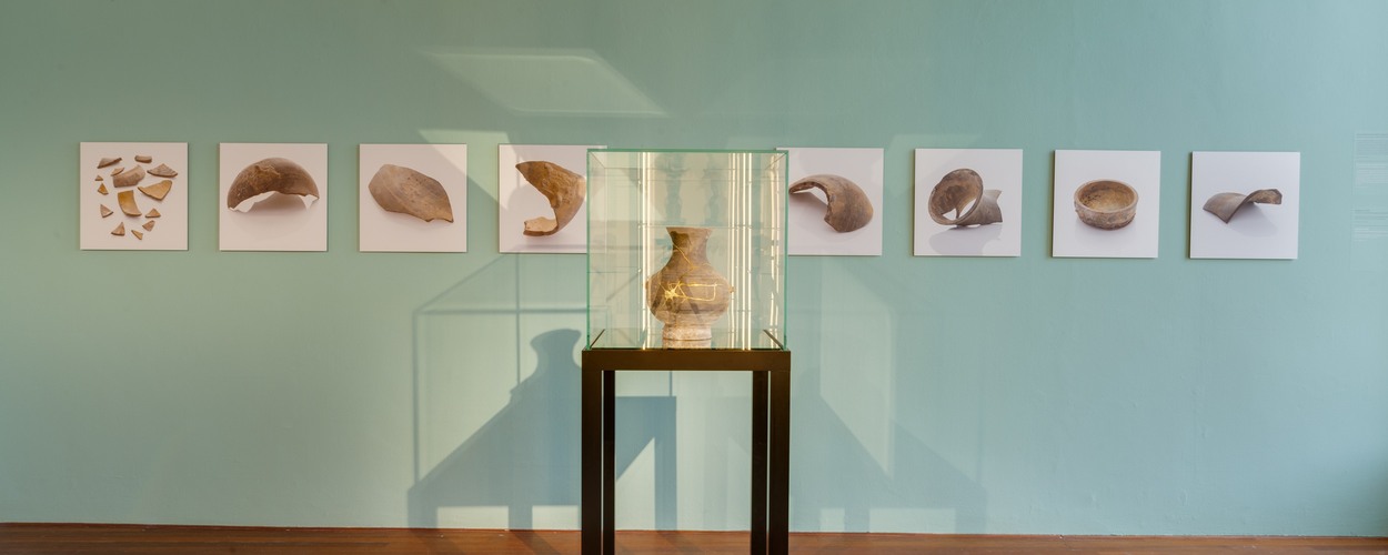 Reconstructed Han Vase (after Ai Weiwei), 2015 Aardewerken vaas uit de Han-dynastie (206 BCE-220 CE), bladgoud Reconstructed Han Vase (after Ai Weiwei), 2015 Aardewerken vaas uit de Han-dynastie (206 BCE-220 CE), bladgoud