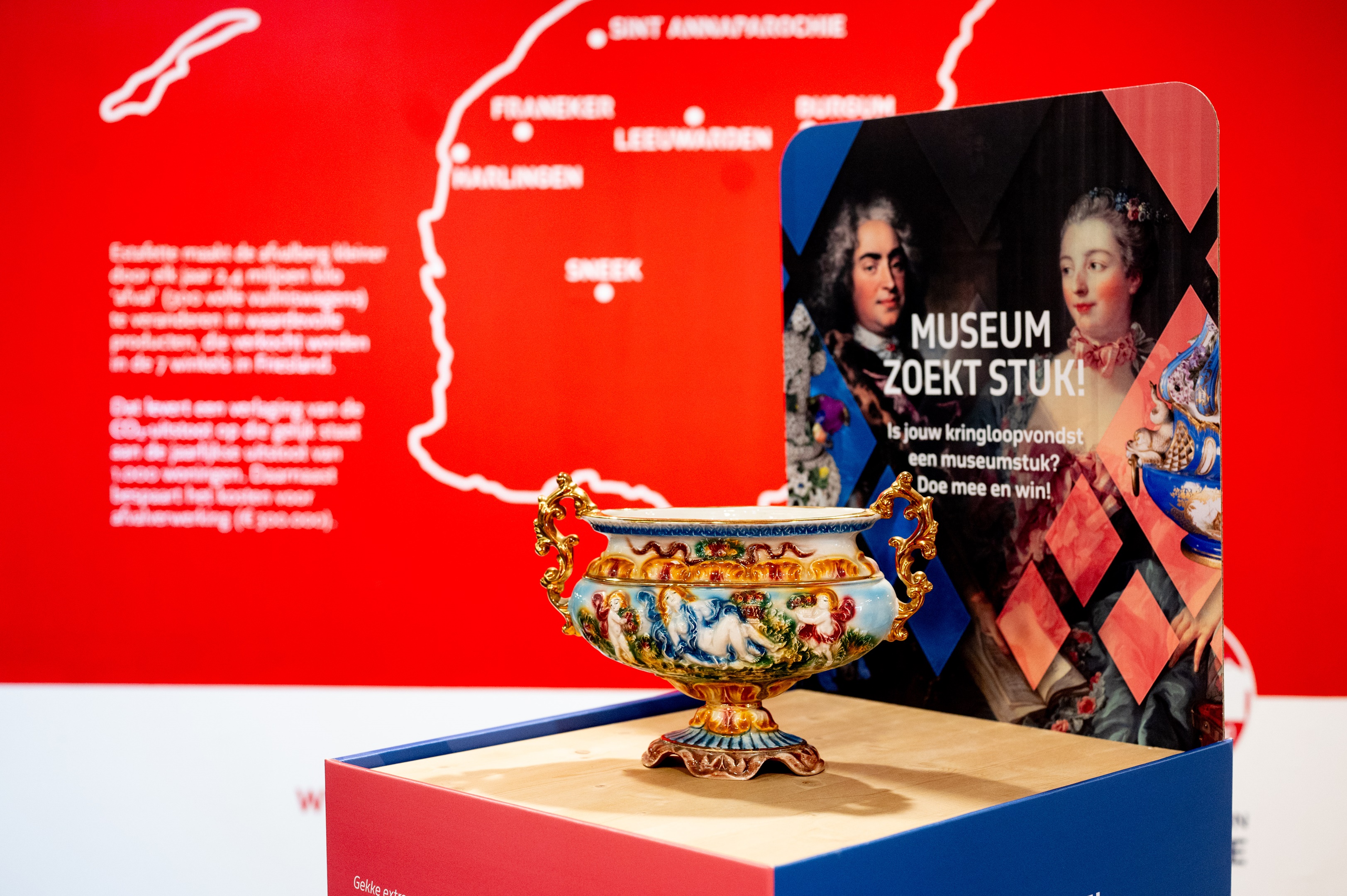 De sokkel in de kringloopwinkels van Estafette. Foto door Jacob van Essen.