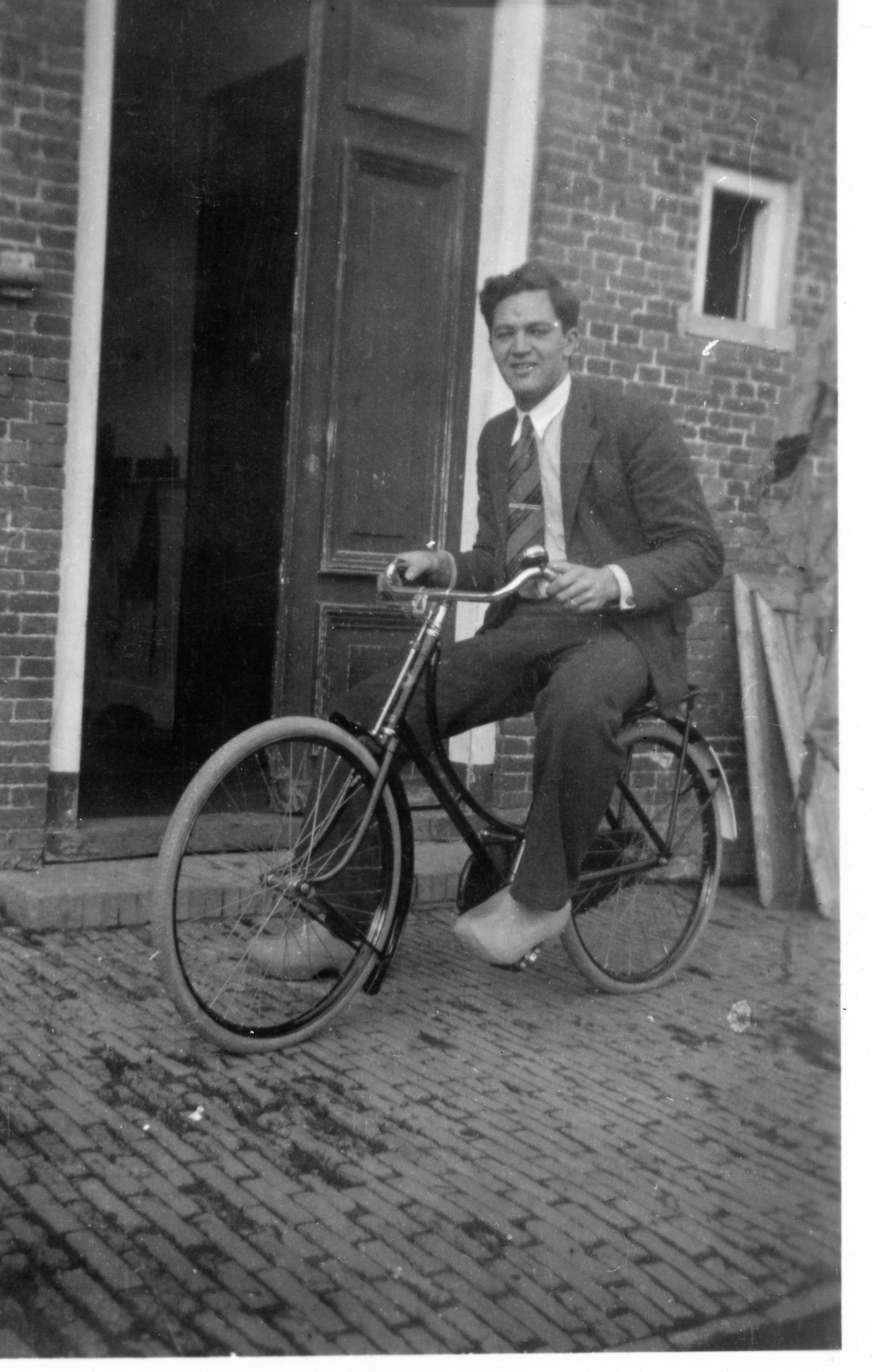 De Amerikaanse vlieger Erwin Bevins heeft zich tijdens zijn onderduikperiode in het Friese Warga helemaal aangepast aan het leve