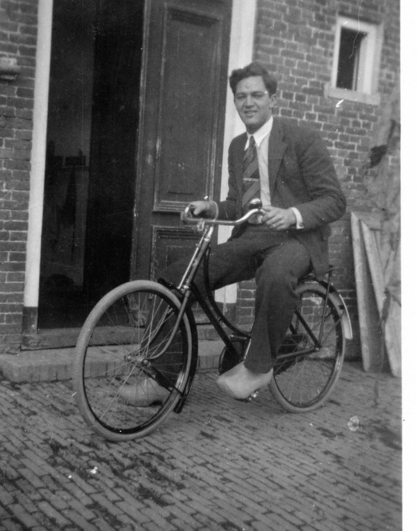 De Amerikaanse vlieger Erwin Bevins heeft zich tijdens zijn onderduikperiode in het Friese Warga helemaal aangepast aan het leve De Amerikaanse vlieger Erwin Bevins heeft zich tijdens zijn onderduikperiode in het Friese Warga helemaal aangepast aan het leve