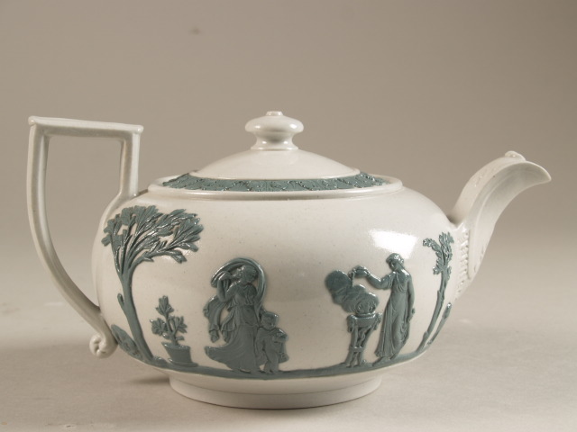 Theepot met decor van wit en groene appliques in vorm van klassieke figuren en bomen
