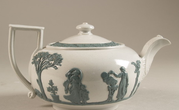 Theepot met decor van wit en groene appliques in vorm van klassieke figuren en bomen Theepot met decor van wit en groene appliques in vorm van klassieke figuren en bomen