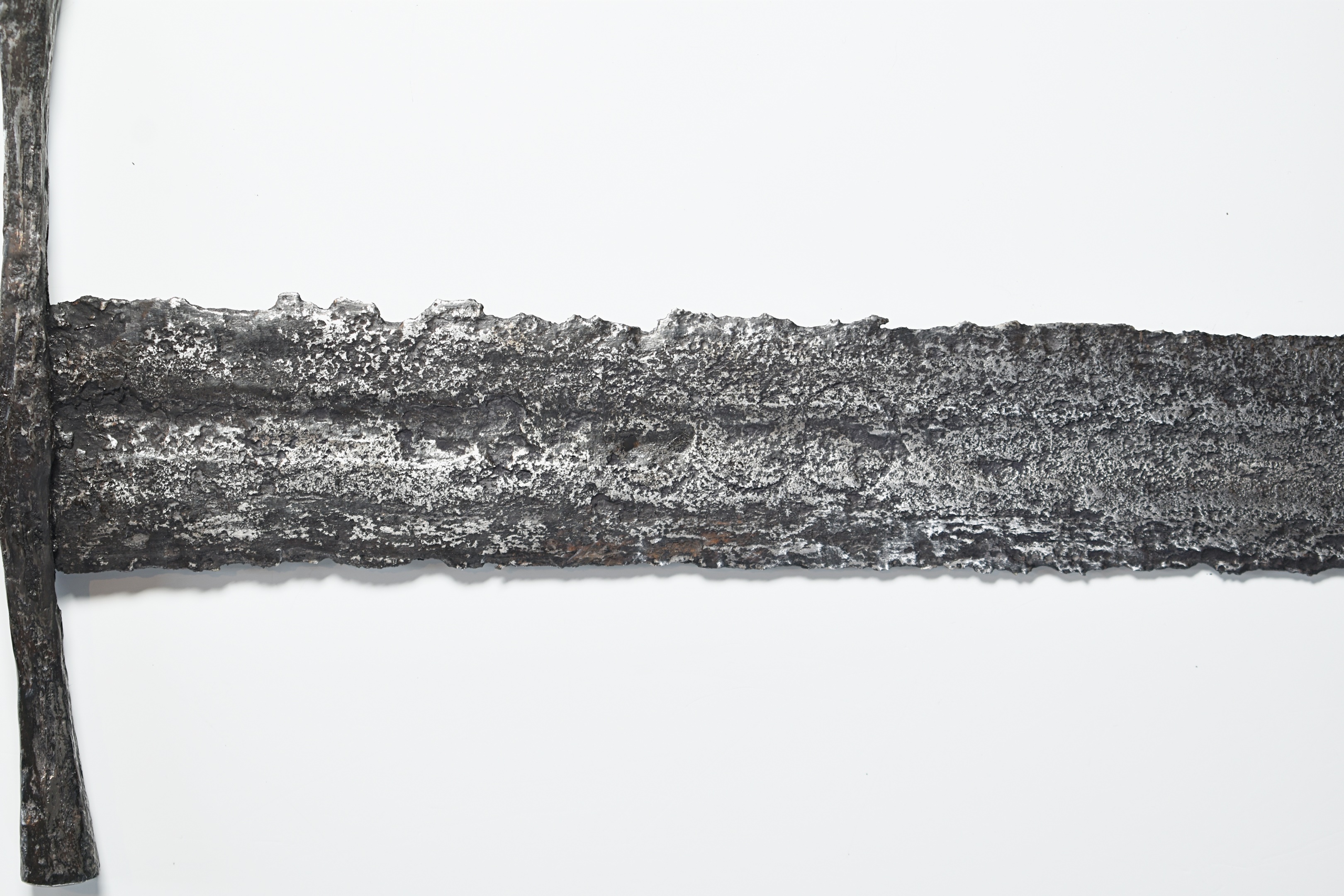 Foto na de restauratie (detail). Anderhalfhandig tweesnijdend zwaard, 1200-13501400, collectie Koninklijk Fries Genootschap. Bee