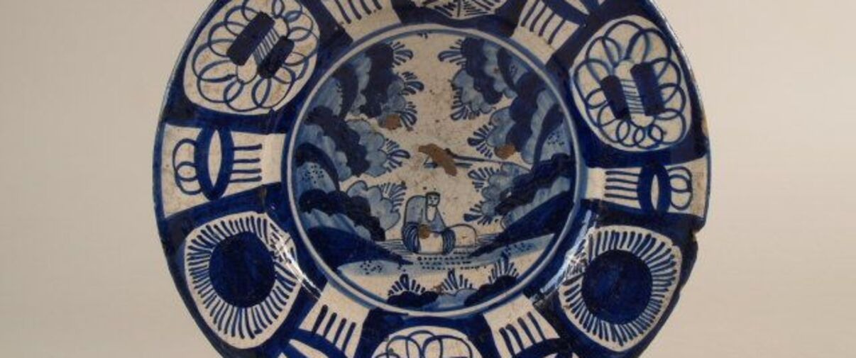 Schotel met decor van chinees in landschap omgeven door rand in chinese stijl, Friesland, Harlingen, 1630 – 1660, aardewerk, Keramiekmuseum Princessehof (bruikleen Ottema-Kingma Stichting). Klik op de afbeelding om te vergroten.​