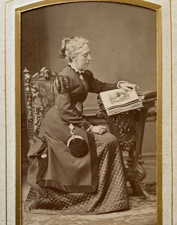 Afb. 8. Friedrich Hertel, Weimar (Duitsland), portret van Kate Bisschop-Swift, ca. 1875-1880, carte-de-visite. Particuliere coll Afb. 8. Friedrich Hertel, Weimar (Duitsland), portret van Kate Bisschop-Swift, ca. 1875-1880, carte-de-visite. Particuliere coll