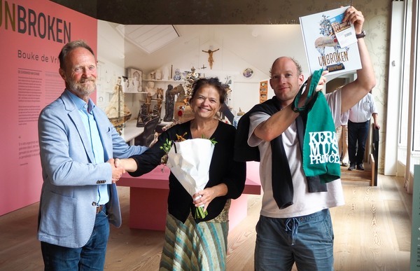 De gelukkige bezoekers waren moeder en zoon Martha van der Zwaag en Feye van der Wal, die speciaal naar het museum kwamen voor de tentoonstelling Bouke de Vries: UNBROKEN. Interim-directeur-bestuurder Oeds Bijlsma verraste hen met een bos bloemen en het bijbehorende boek van de tentoonstelling. De gelukkige bezoekers waren moeder en zoon Martha van der Zwaag en Feye van der Wal, die speciaal naar het museum kwamen voor de tentoonstelling Bouke de Vries: UNBROKEN. Interim-directeur-bestuurder Oeds Bijlsma verraste hen met een bos bloemen en het bijbehorende boek van de tentoonstelling.