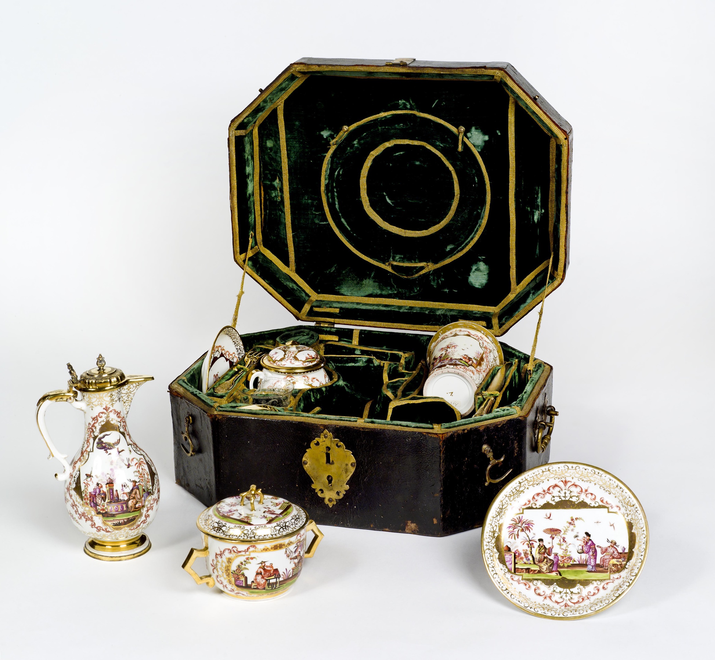 Koffieservies in bijbehorende koffer van Maria Louise van Hessen-Kassel, prinses van Oranje (1688-1765). Porzellanmanufaktur Meissen, ca. 1725, naar een ontwerp van Johann Gregorius Höroldt. Bestek en monturen: Joh. Phil. Schuch, Augsburg. Koninklijke Verzamelingen, Den Haag.
