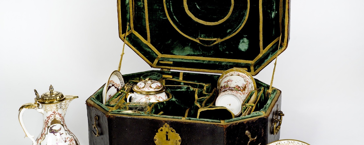Koffieservies in bijbehorende koffer van Maria Louise van Hessen-Kassel, prinses van Oranje (1688-1765). Porzellanmanufaktur Meissen, ca. 1725, naar een ontwerp van Johann Gregorius Höroldt. Bestek en monturen: Joh. Phil. Schuch, Augsburg. Koninklijke Verzamelingen, Den Haag. Koffieservies in bijbehorende koffer van Maria Louise van Hessen-Kassel, prinses van Oranje (1688-1765). Porzellanmanufaktur Meissen, ca. 1725, naar een ontwerp van Johann Gregorius Höroldt. Bestek en monturen: Joh. Phil. Schuch, Augsburg. Koninklijke Verzamelingen, Den Haag.